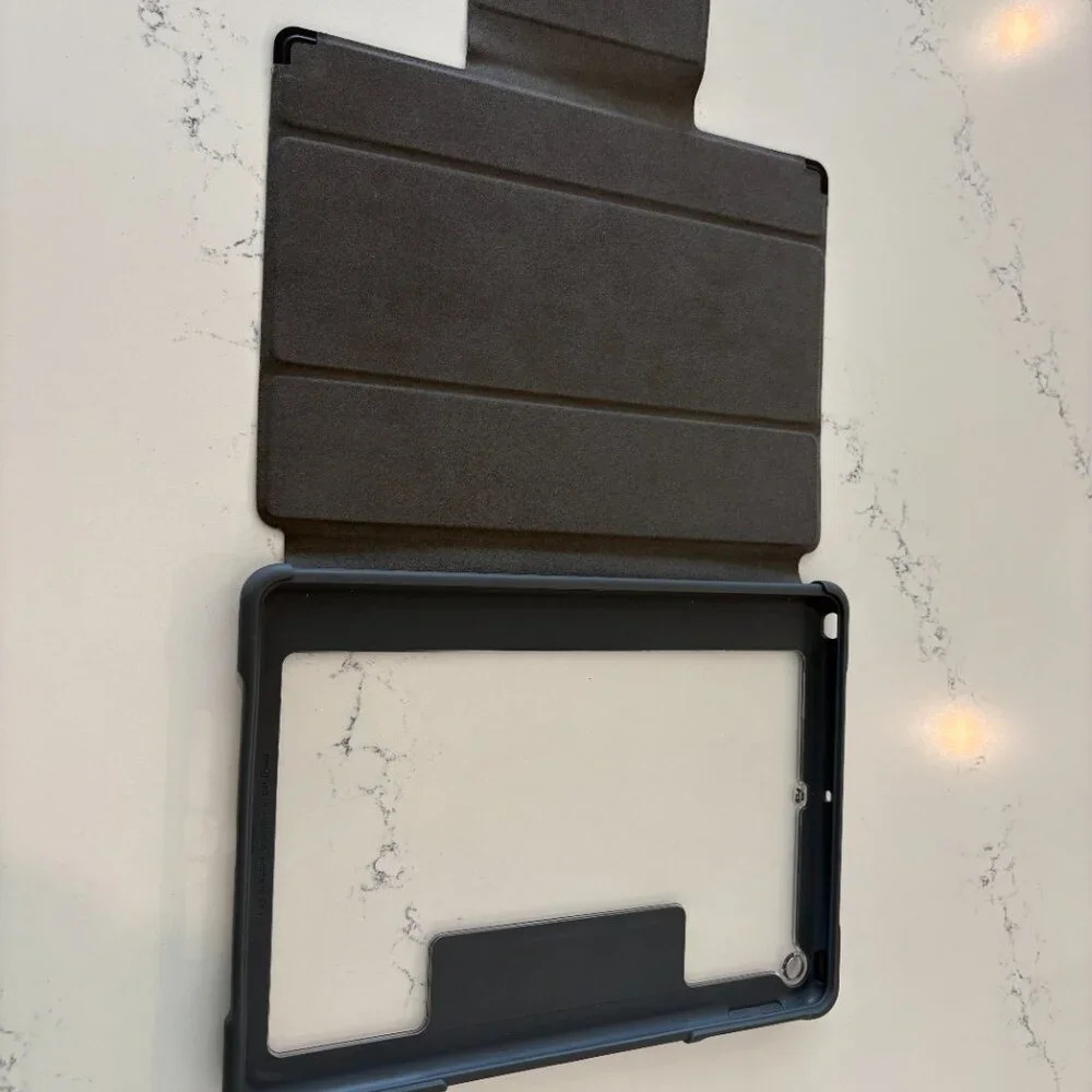 iPad - 6th Generation - with case & charging cord